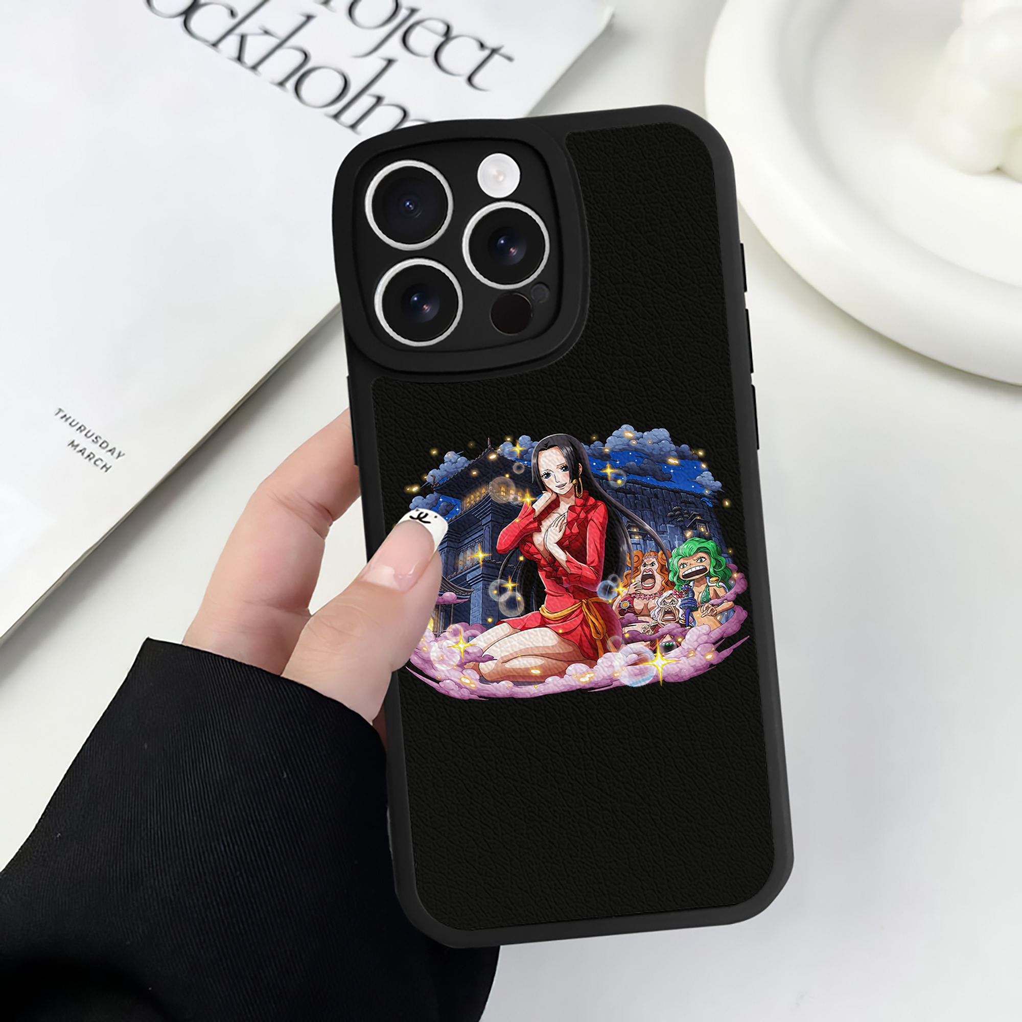 （画像用） ワンピース ボア・ハンコック ONE PIECE Boa·Hancock 【iPhone 16シリーズ対応】シリコンスマホケース（レザー調） 材質：シリコン